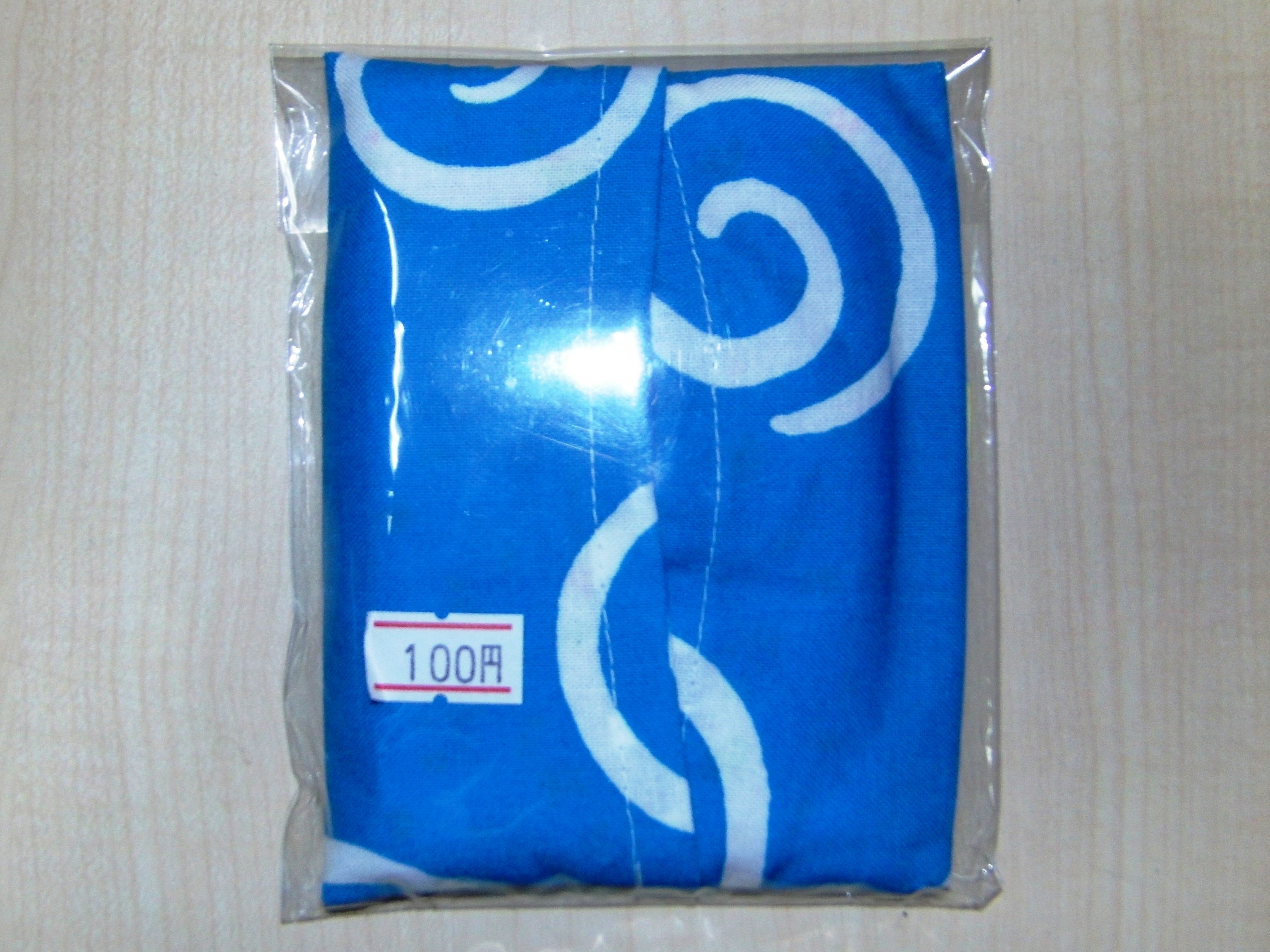 青いティッシュ入れの画像