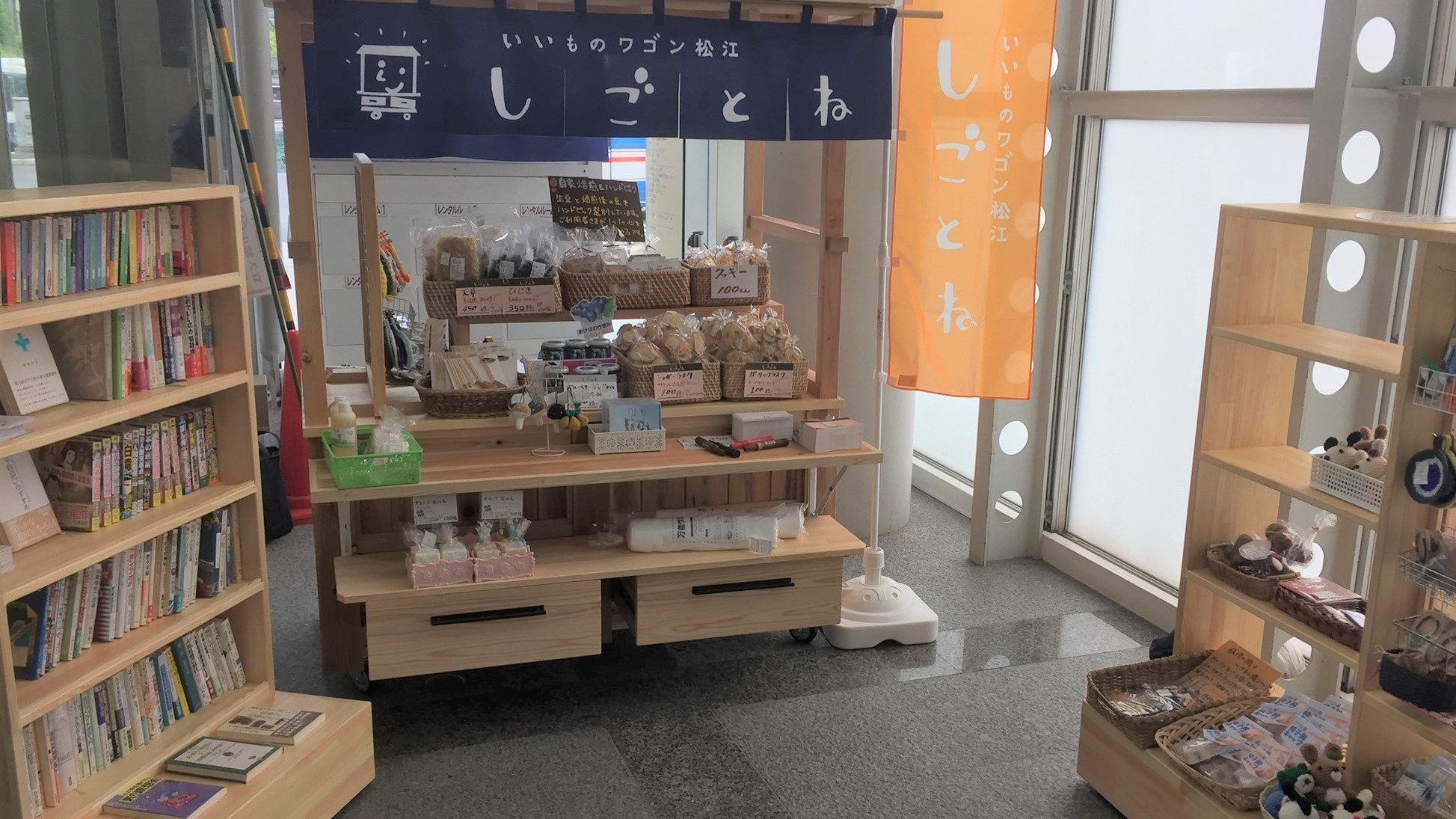 木でできた屋台のような売り場