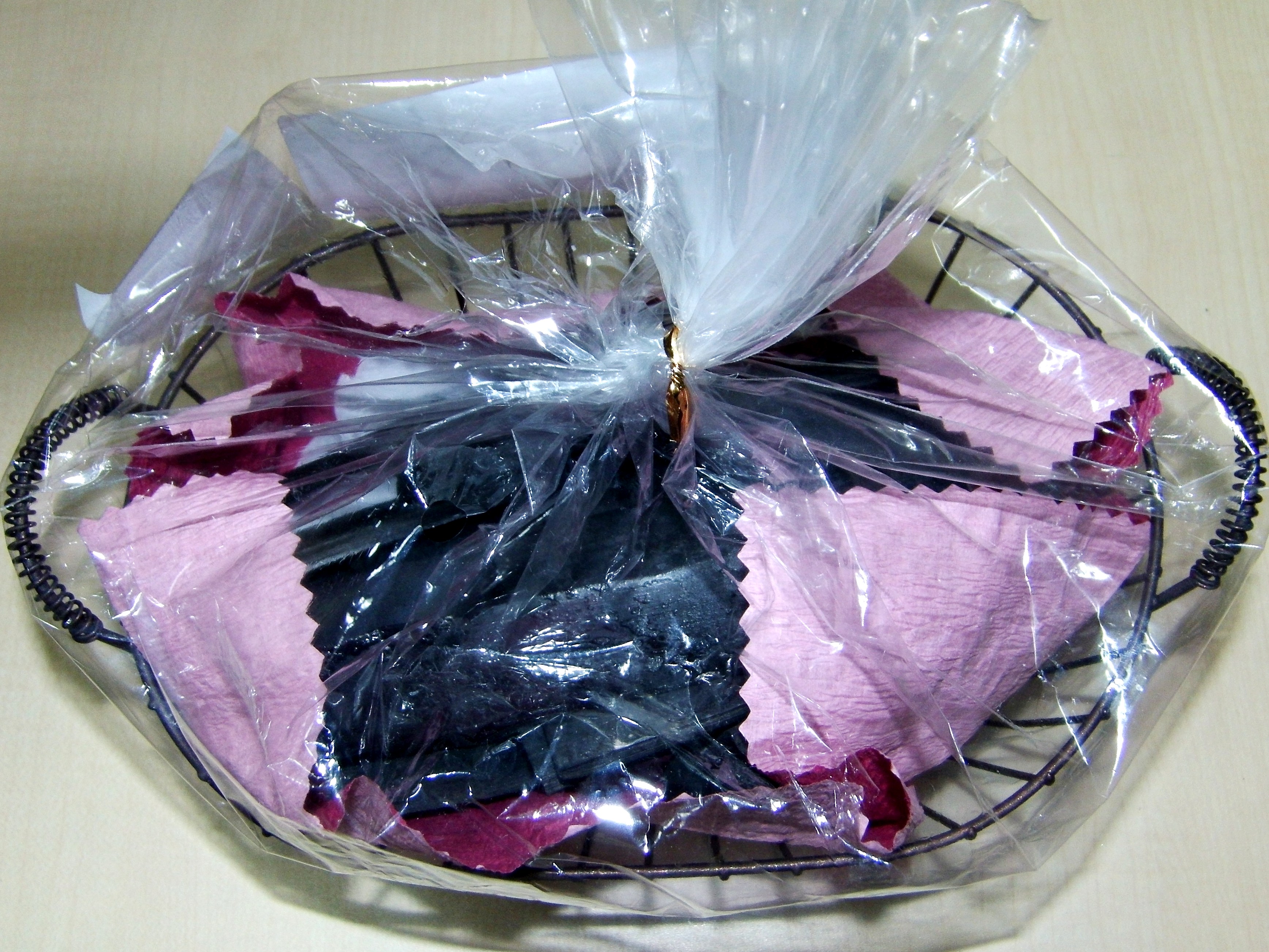 カゴにのった竹炭の画像